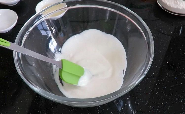 Cuisson des gâteaux au fromage sur kéfir dans une casserole