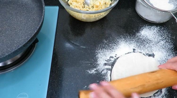 Abaisser la pâte pour cuisiner