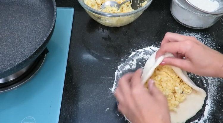 Pour préparer le plat, placez le fourrage sur la pâte