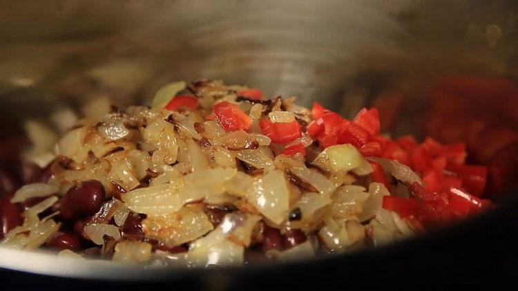 Mélangez les ingrédients pour cuisiner.