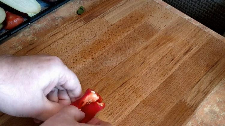 Pour la cuisson, hachez le poivron