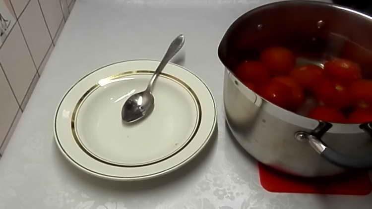 verser les tomates avec de l'eau bouillante