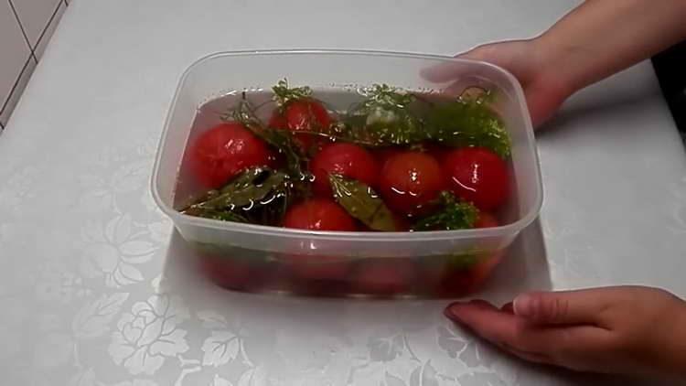 verser les tomates avec la marinade