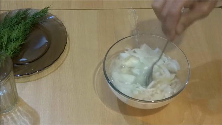 Mettez les oignons dans l'eau pour cuisiner.
