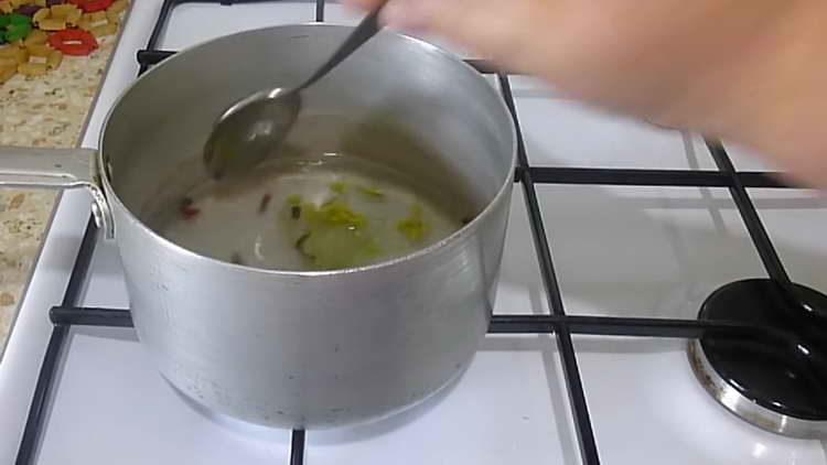 faites bouillir de l'eau dans une casserole jusqu'à ce que le sucre se dissolve