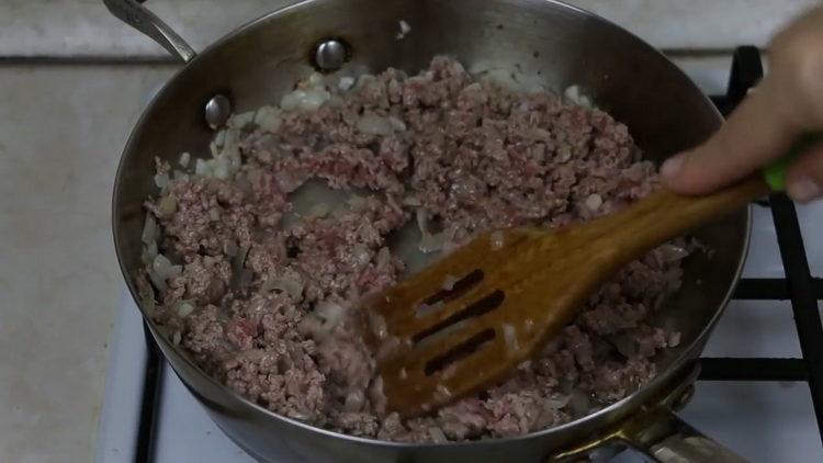 To cook, fry the minced meat
