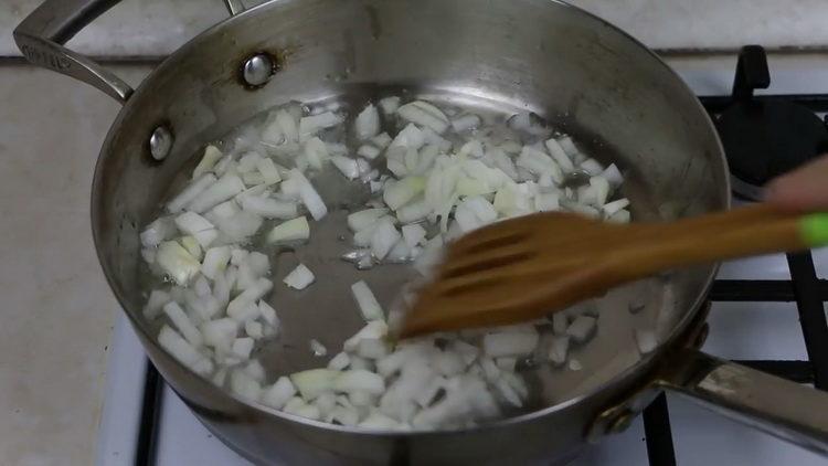 Tostadas, freír las cebollas