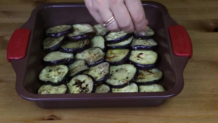 Coloque la berenjena en la sartén para preparar el plato.