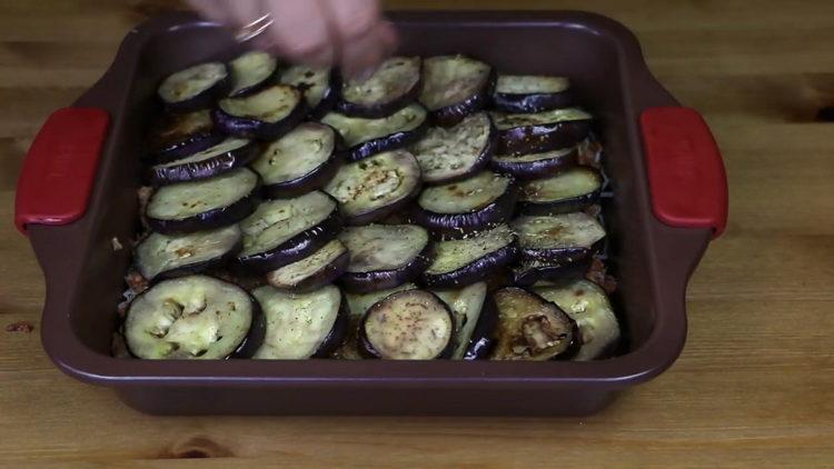 Para preparar el plato, coloque la berenjena sobre la carne picada.