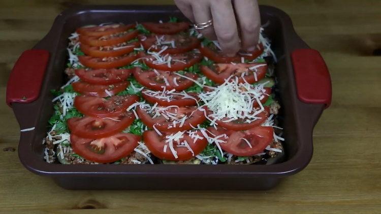 Para cocinar, picar los tomates.