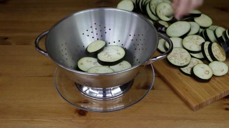 Para cocinar, corta la berenjena