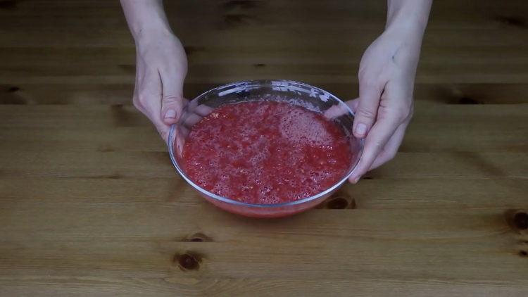 Prepara un tomate para cocinar