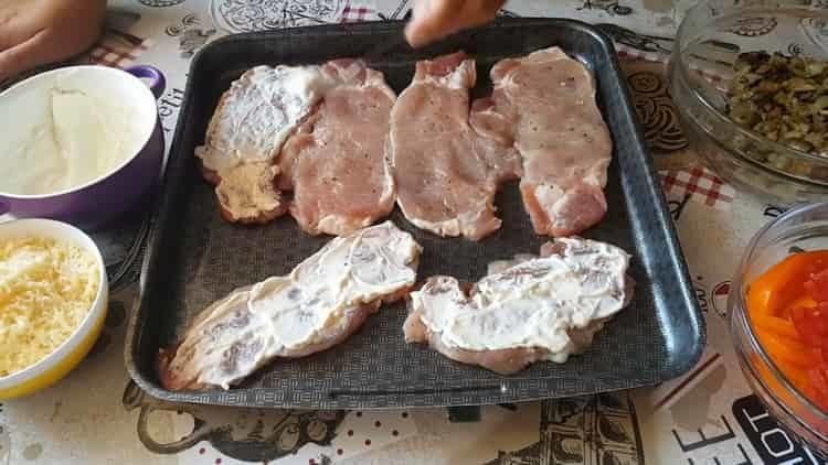 Para preparar un plato, prepare una bandeja para hornear