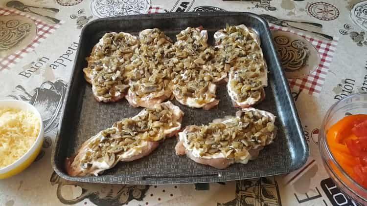 Para preparar el plato, coloca los champiñones en una bandeja para hornear