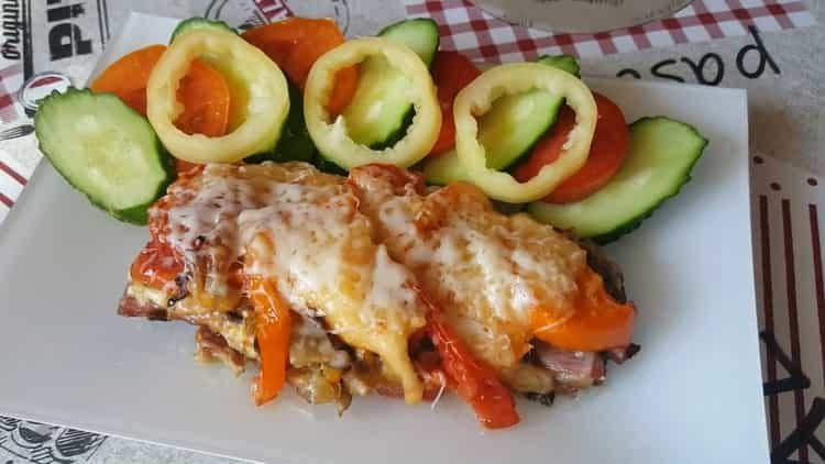 Viande tendre et savoureuse en français avec champignons au four