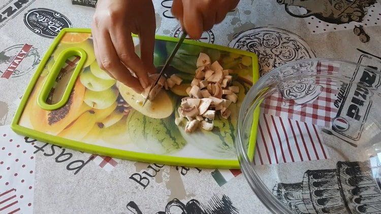 Pour la cuisson, hachez les champignons