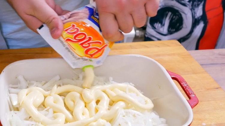 Ajoutez de la mayonnaise pour préparer le repas.