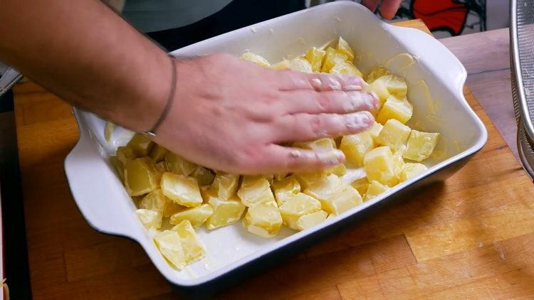 Mix the ingredients to cook.