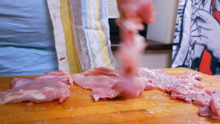 Prepara las especias para cocinar.