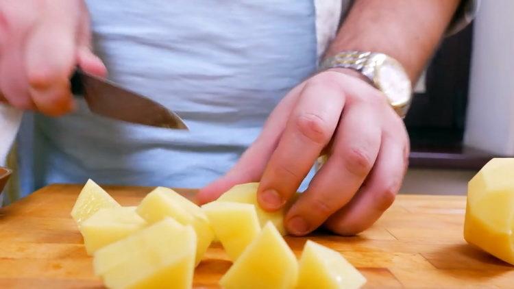 Pour la cuisson, hachez les pommes de terre