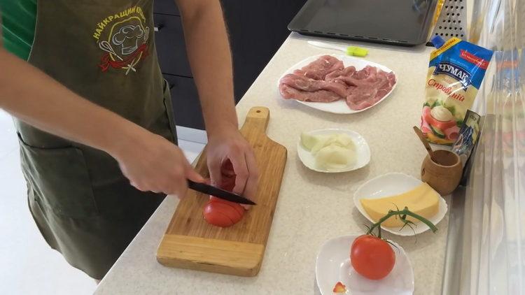 Para cocinar, picar el tomate.