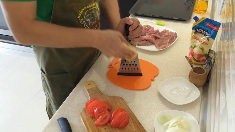 Para preparar el plato, picar el queso.