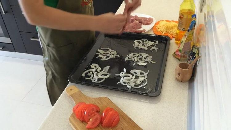 Poner cebollas para cocinar