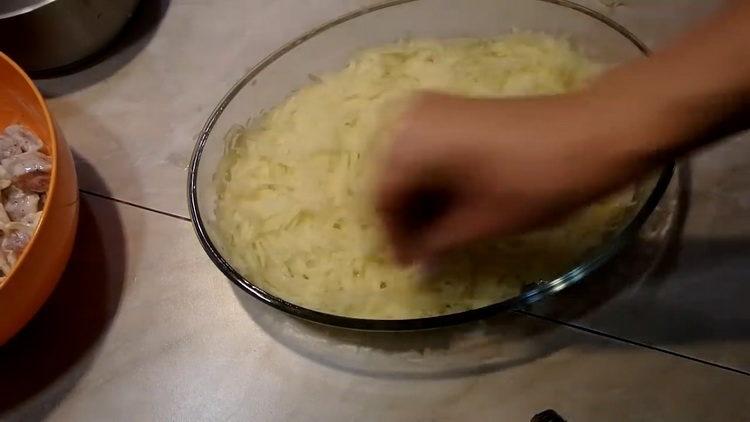 Mettez les pommes de terre sur le plat pour cuisiner