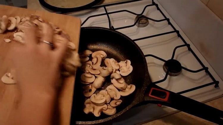 Freír los champiñones para cocinar.