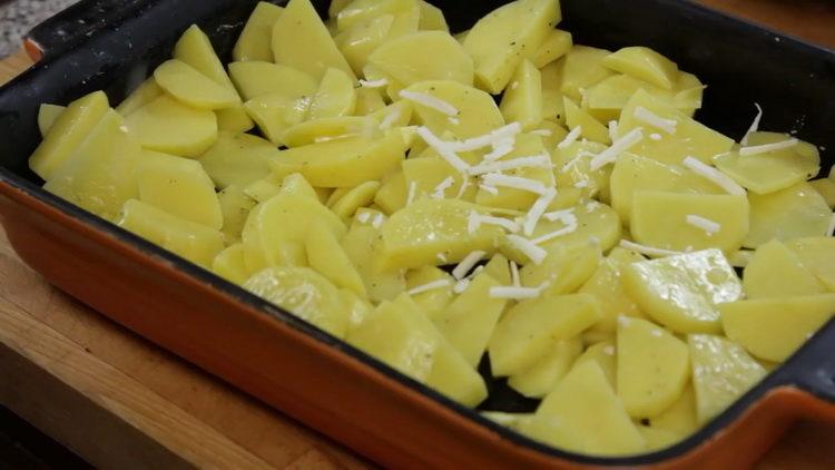 Mettez les pommes de terre dans un plat pour cuisiner