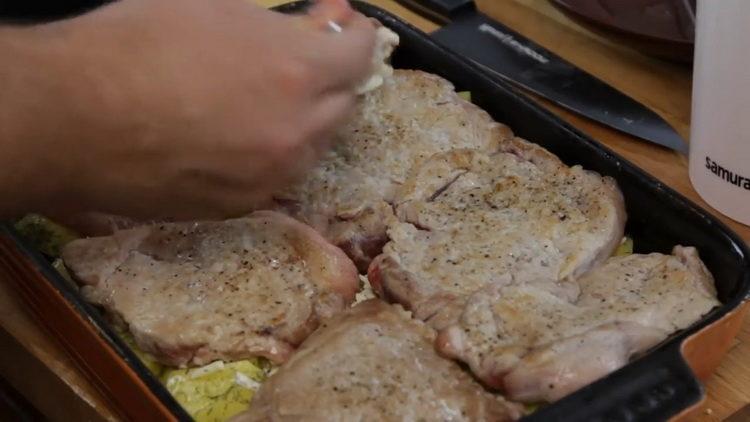 Pon la carne en la sartén para preparar el plato.