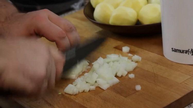 Pour cuisiner, hachez l'oignon