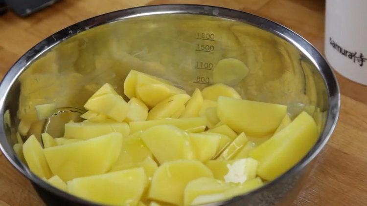 Pour la cuisson, huiler les pommes de terre