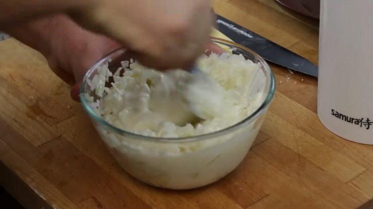 Ajoutez de la mayonnaise pour préparer le repas.