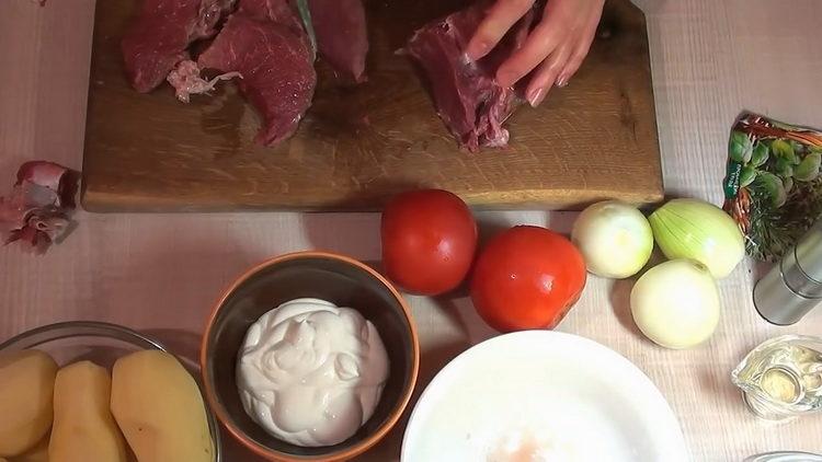 Cocinar carne en francés con papas y tomates