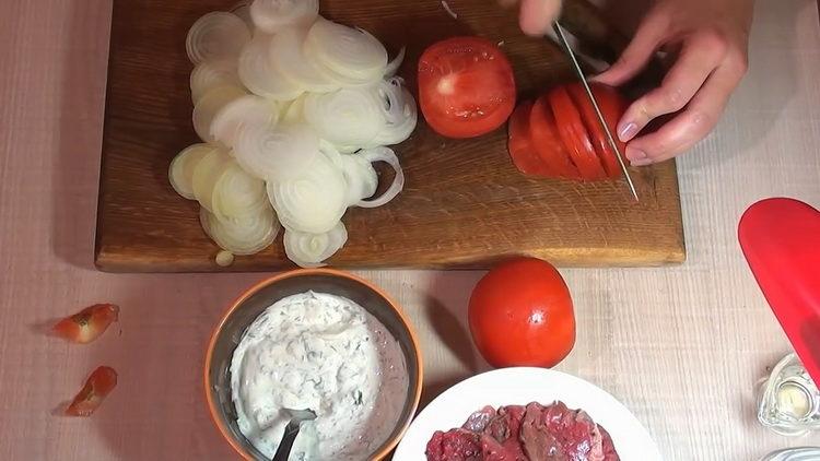 Pour la cuisson, hachez les tomates