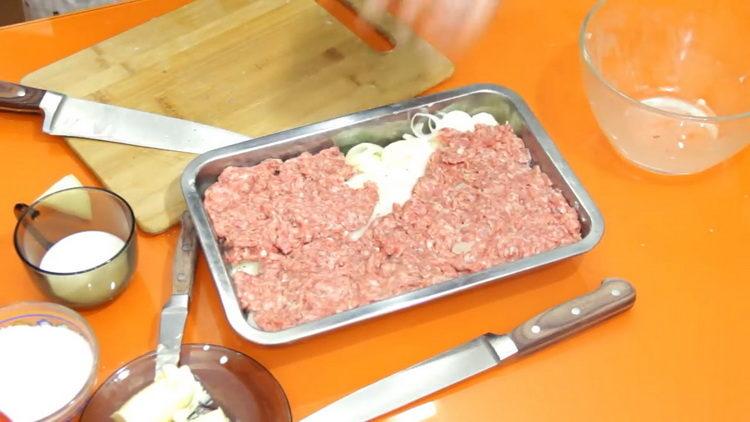 To prepare the dish, put the minced meat in the form