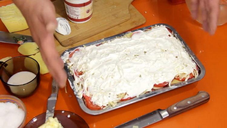 Para cocinar, engrase el plato con crema agria