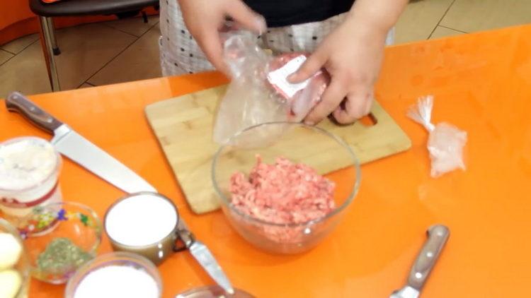 Cooking meat in french with minced meat