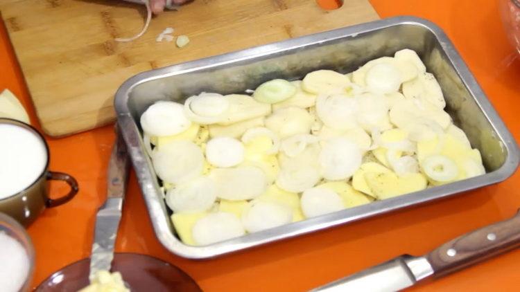 Mettez l'oignon dans la poêle pour préparer le plat.