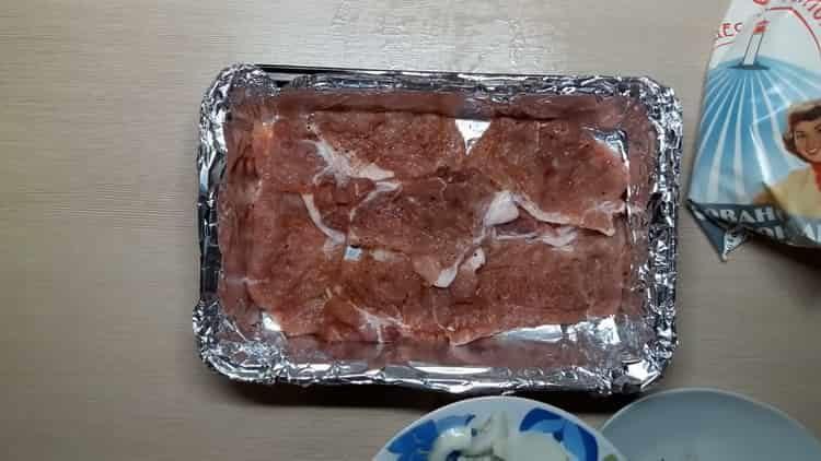 Mettez la viande sur le plat pour cuire