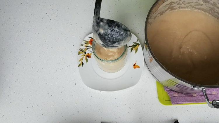 Purée de sucre de pommes et de lait concentré pour l'hiver