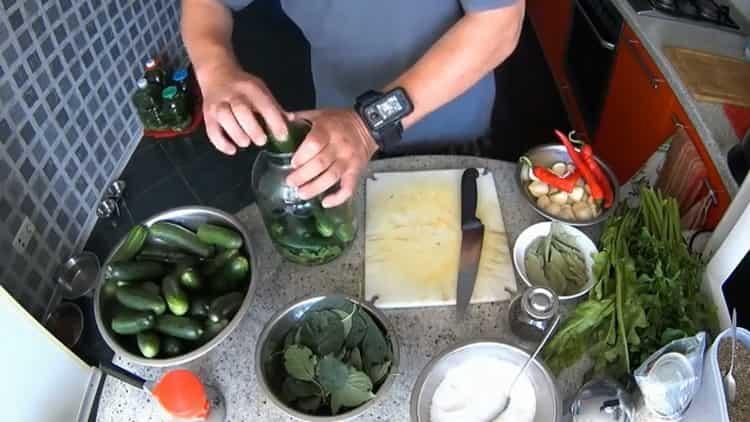 Put the cucumbers in a jar to prepare the dish