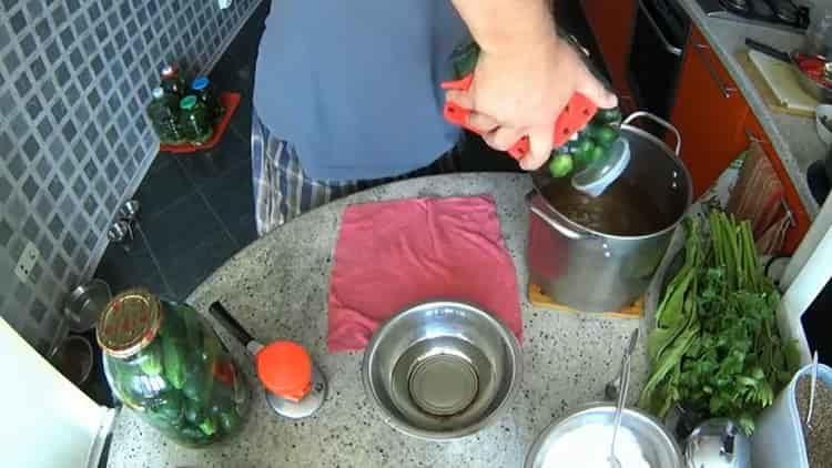 To prepare the dish, pour the brine