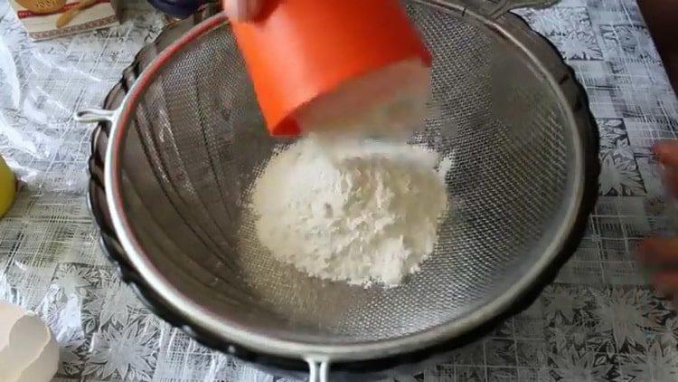 Tamizar la harina para cocinar