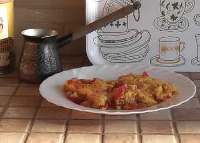 Omelette aux tomates frites avec des œufs