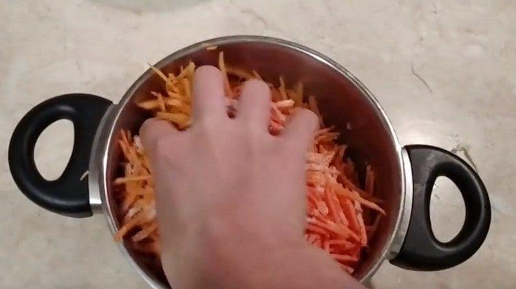 Pétrir les carottes avec du sel.