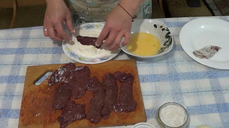 Pon los ingredientes en la harina para cocinar