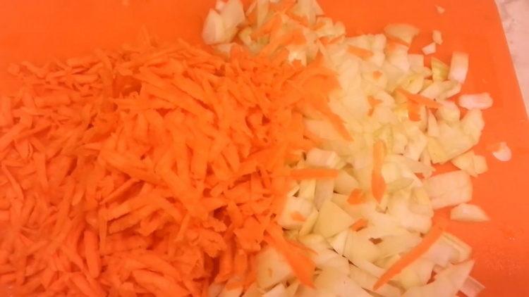 Pour la cuisson, hachez les oignons et les carottes