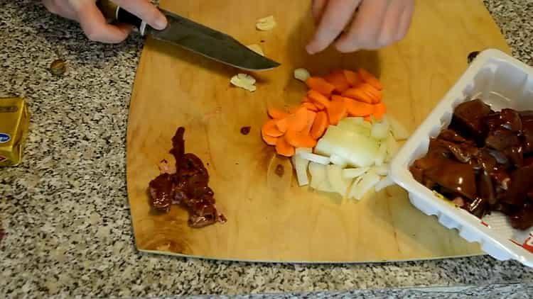 Za kuhanje nasjeckajte mrkvu